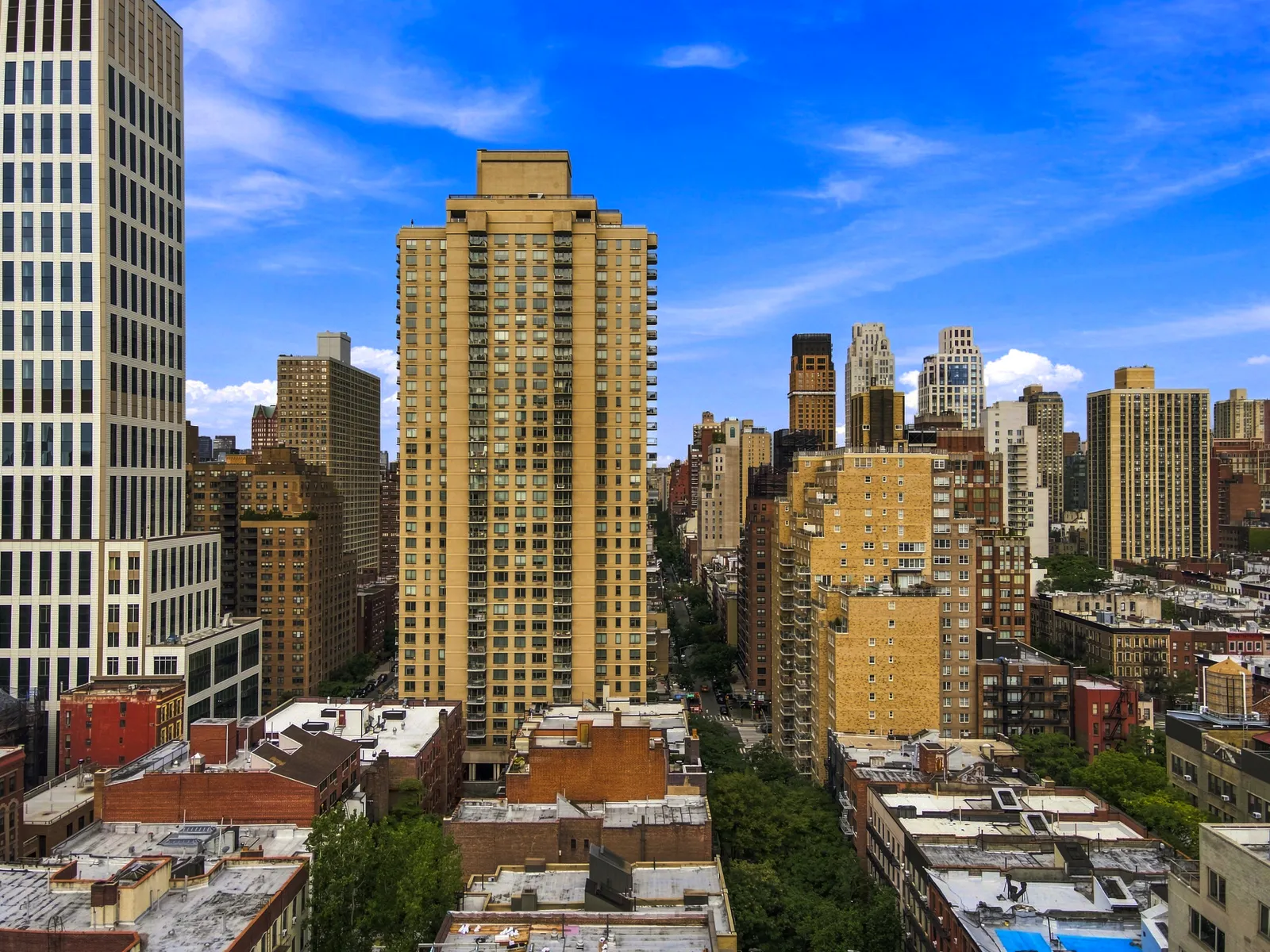 Aerial drone photo of 1527 York Ave — by RealtaSnap