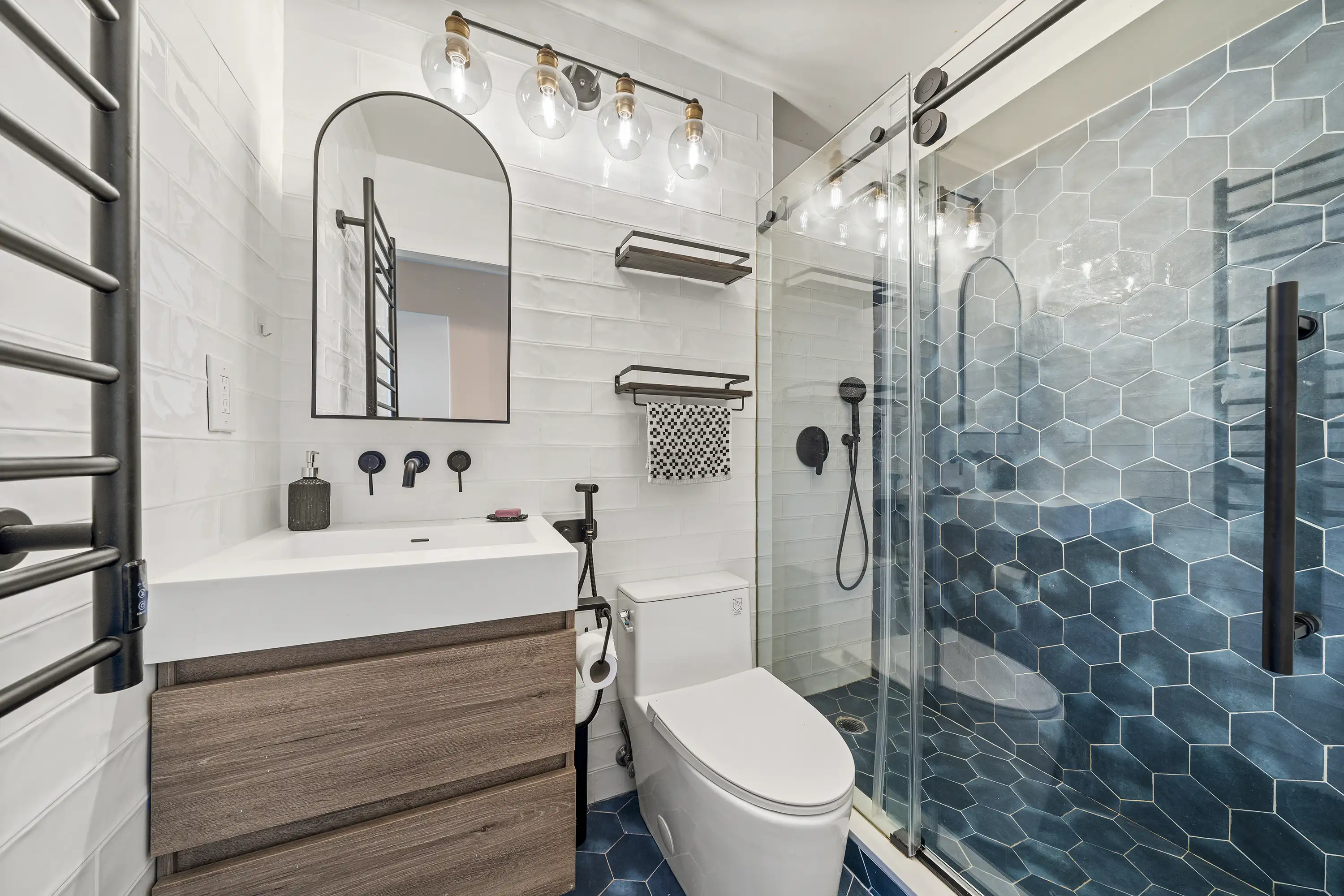 Clean, bright bathroom — HDR real estate photography by RealtaSnap