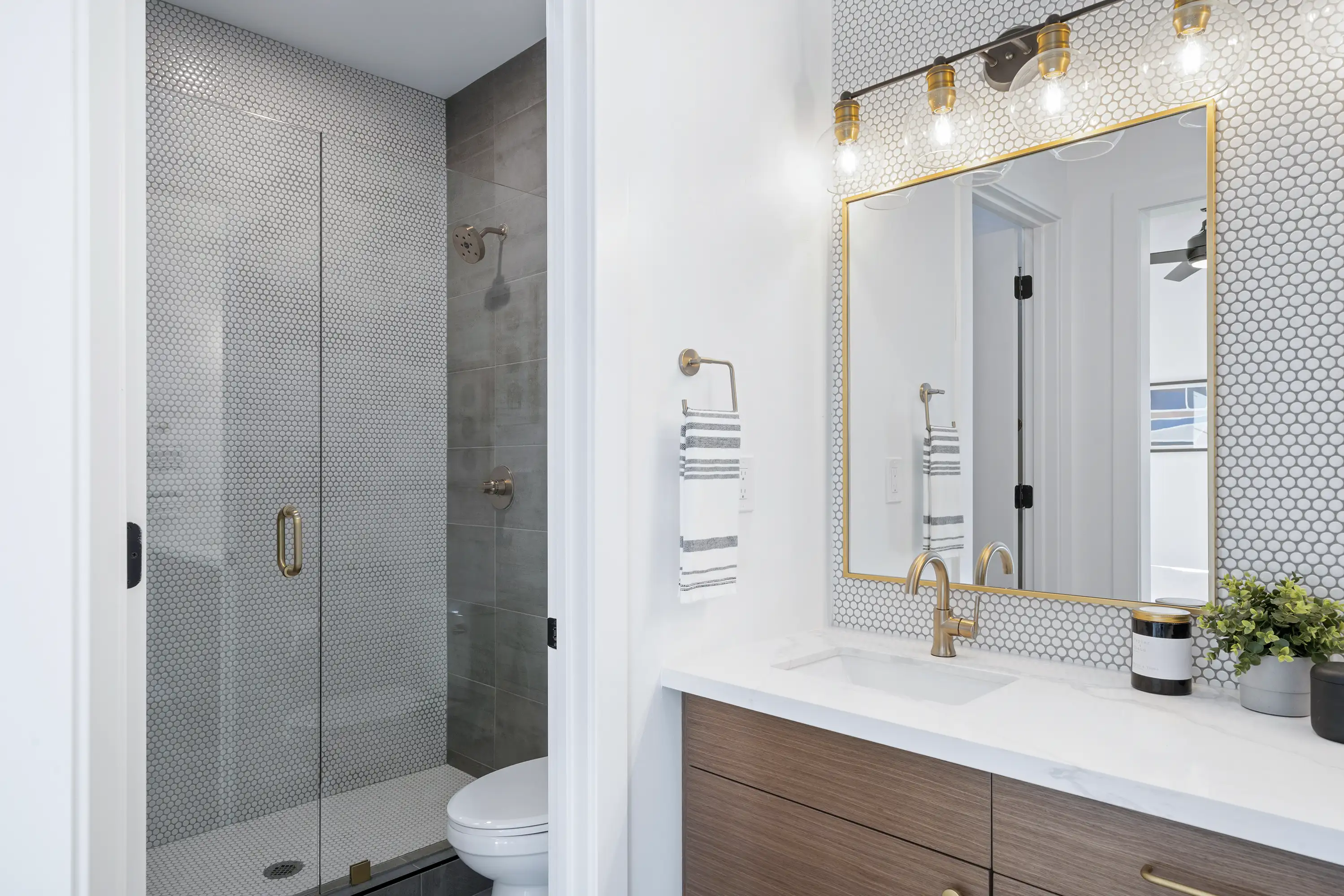 Clean, bright bathroom — HDR real estate photography by RealtaSnap