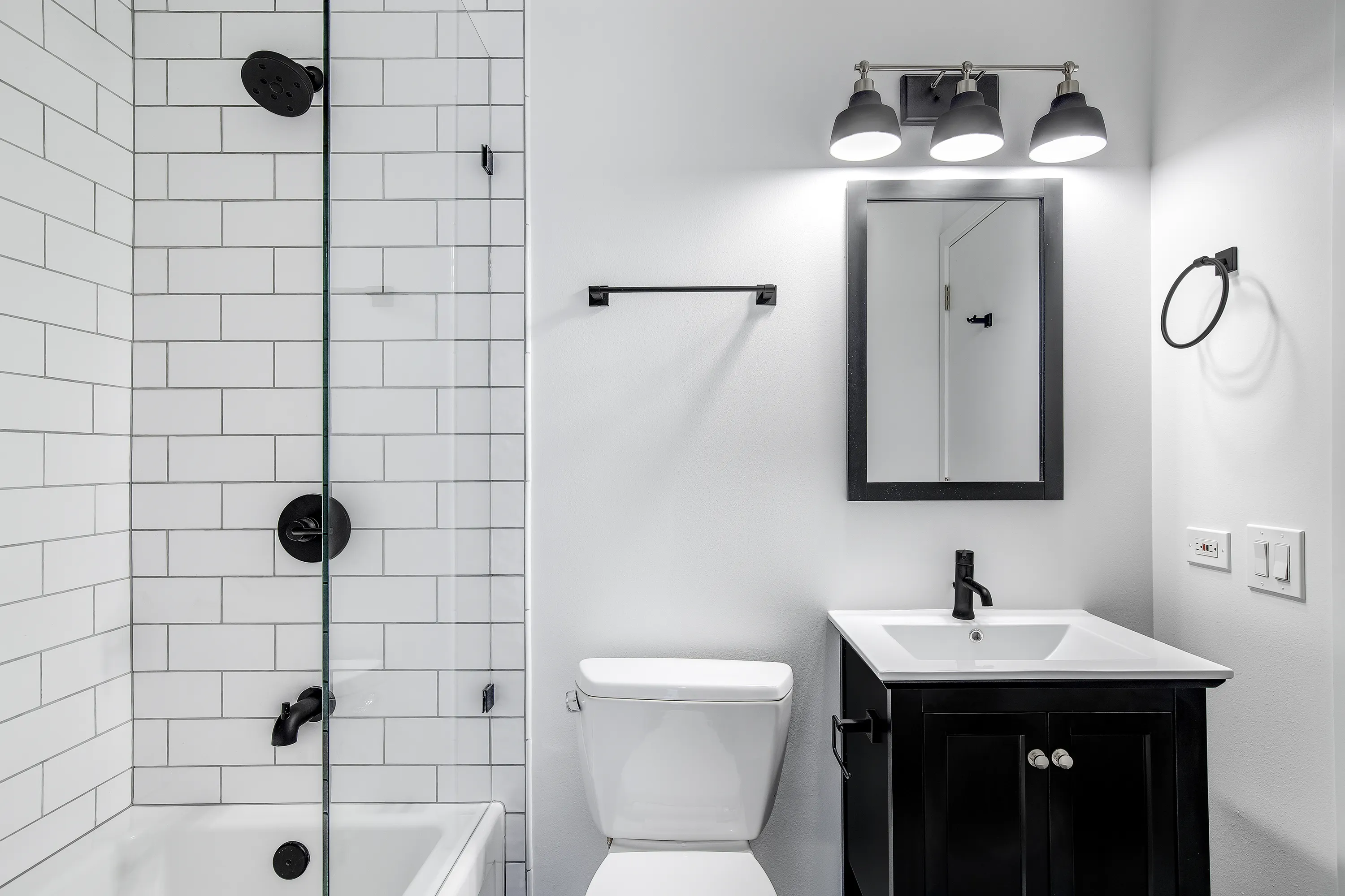 Clean, bright bathroom — HDR real estate photography by RealtaSnap