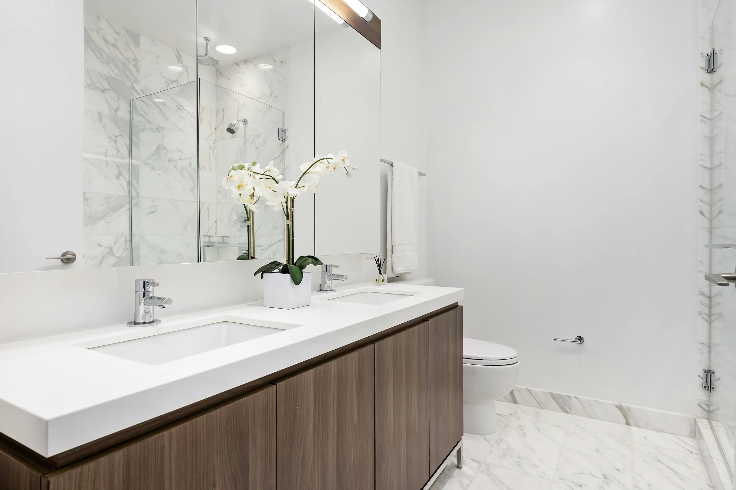 Clean, bright bathroom — HDR real estate photography by RealtaSnap