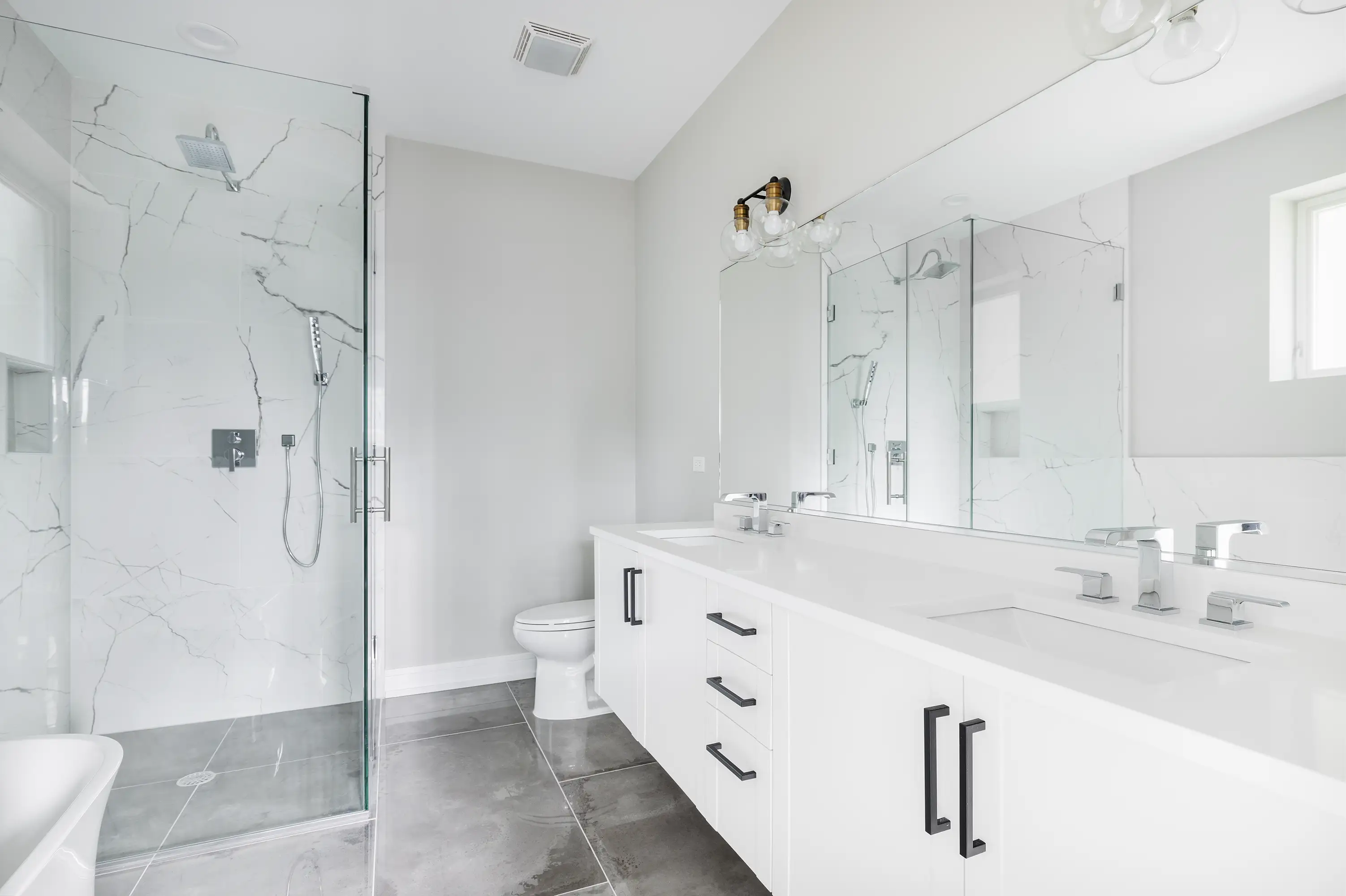 Clean, bright bathroom — HDR real estate photography by RealtaSnap