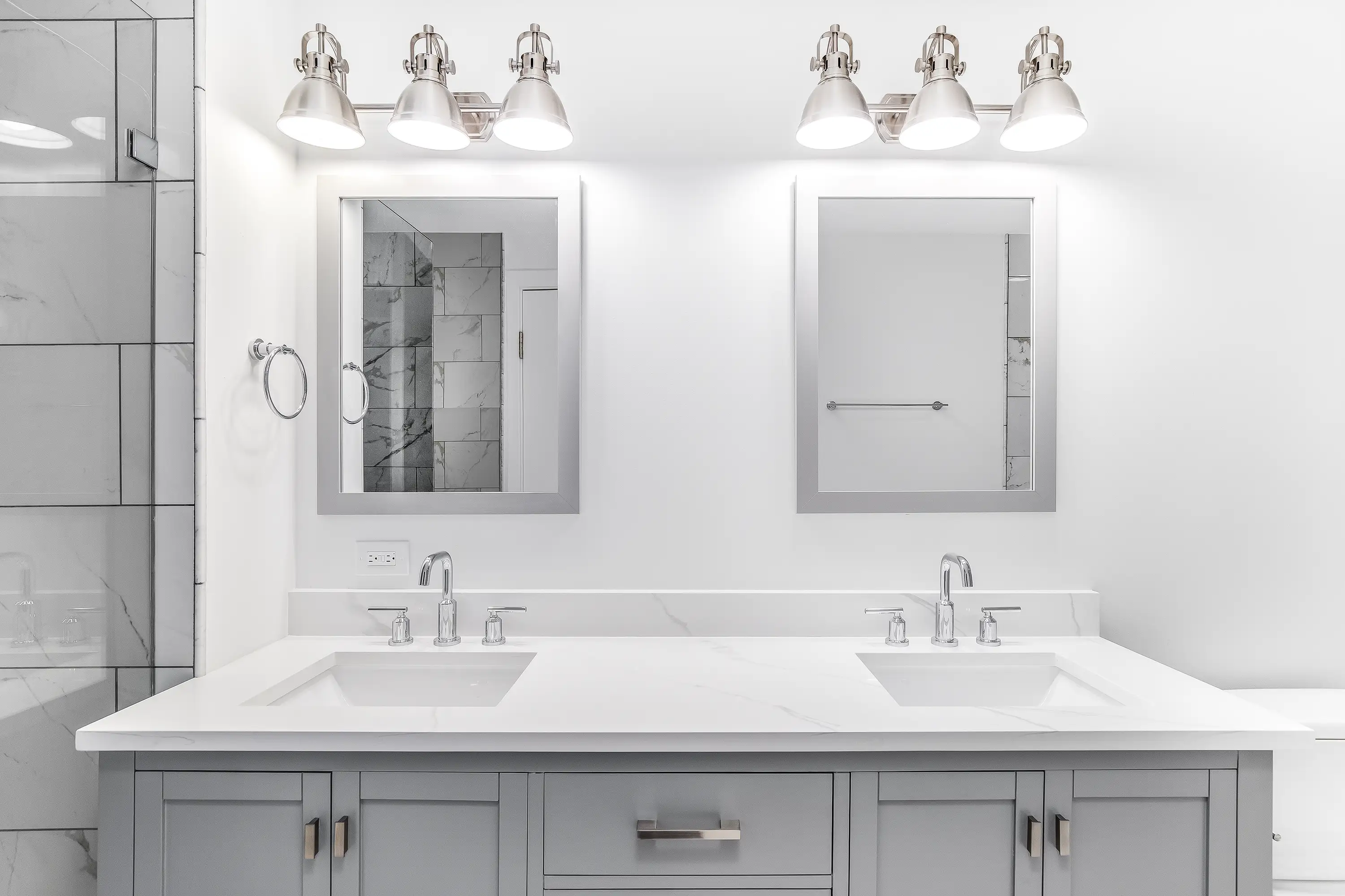 Clean, bright bathroom — HDR real estate photography by RealtaSnap