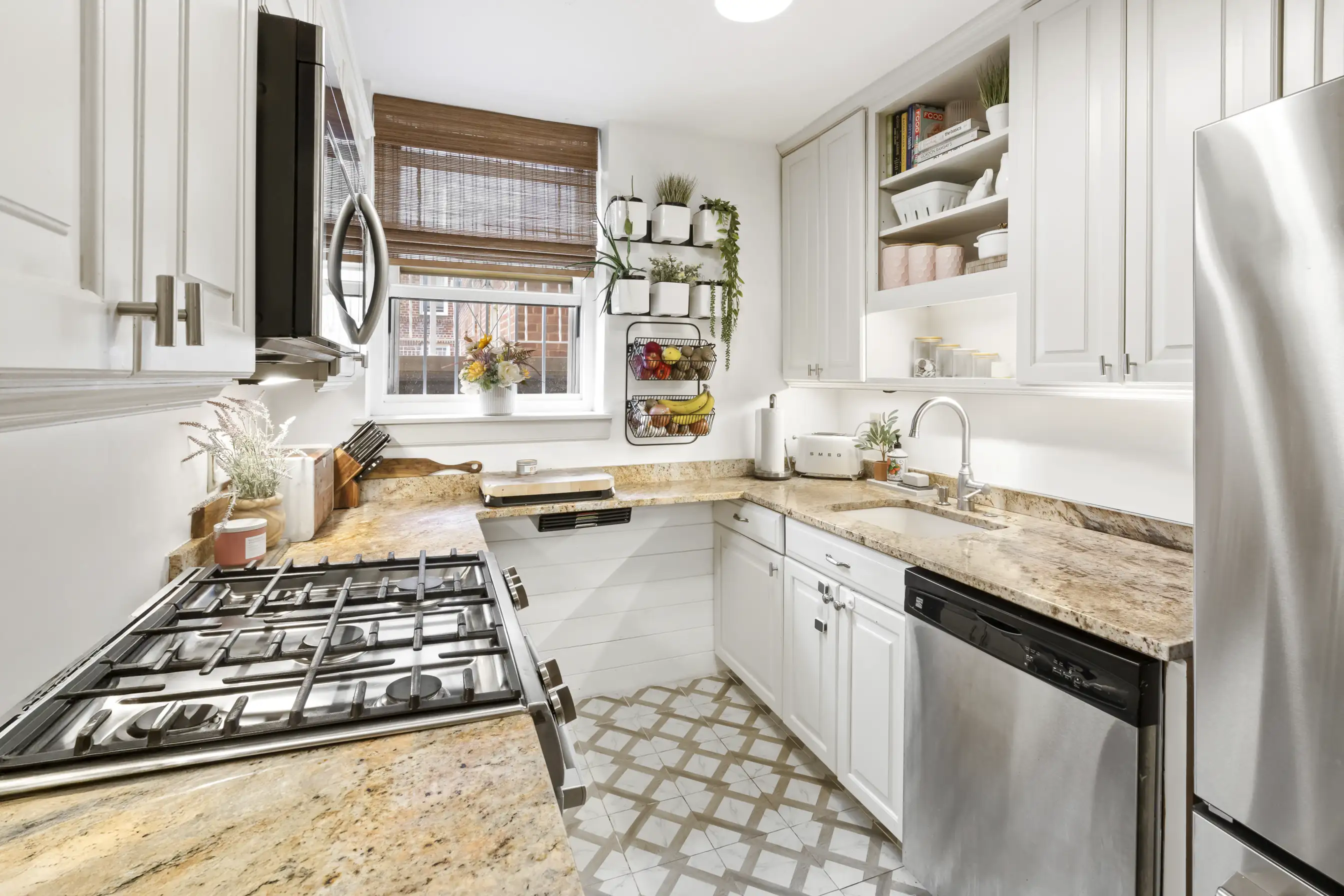 Modern NYC kitchen captured with HDR real estate photography by RealtaSnap