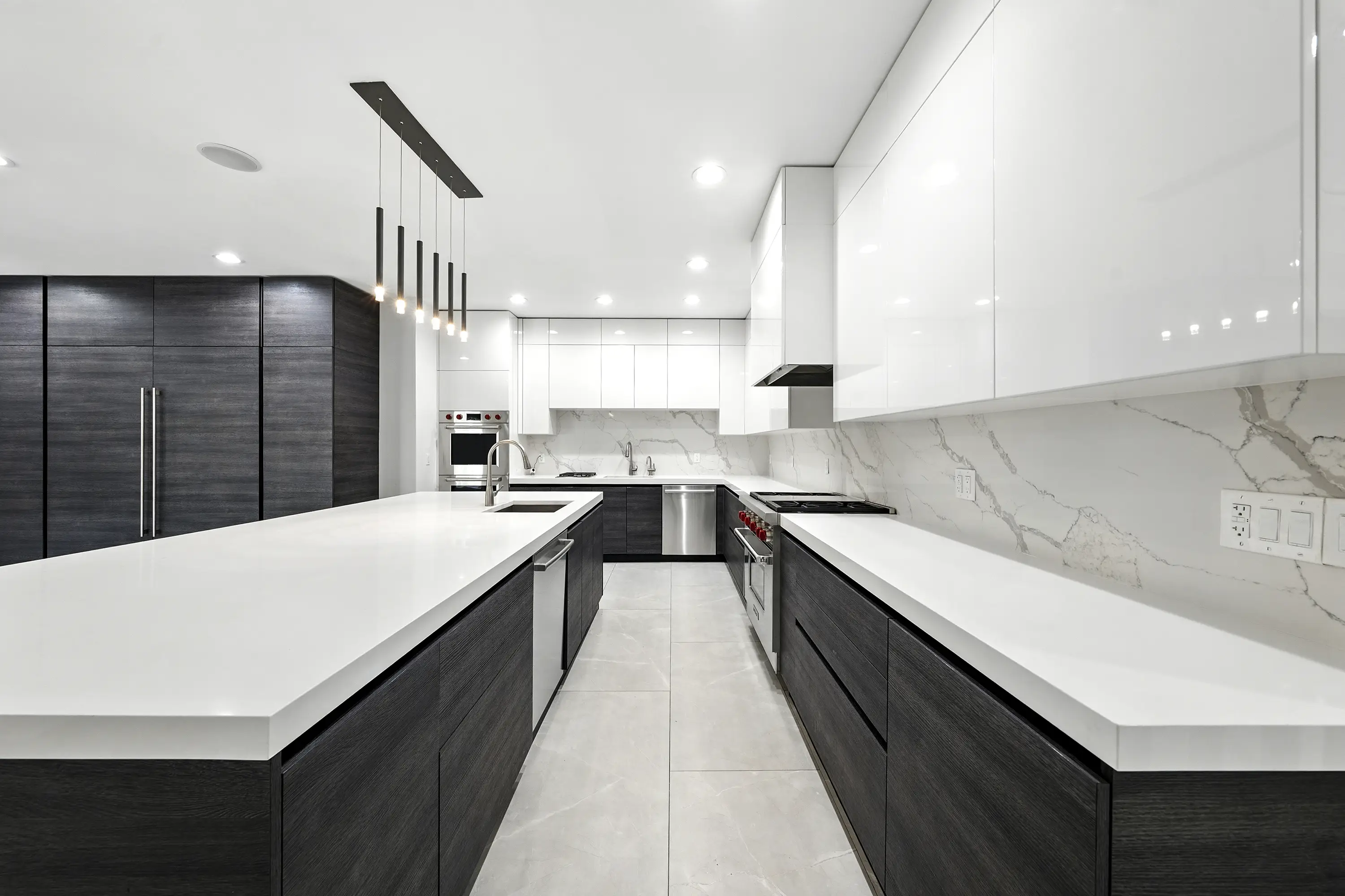 Modern NYC kitchen captured with HDR real estate photography by RealtaSnap