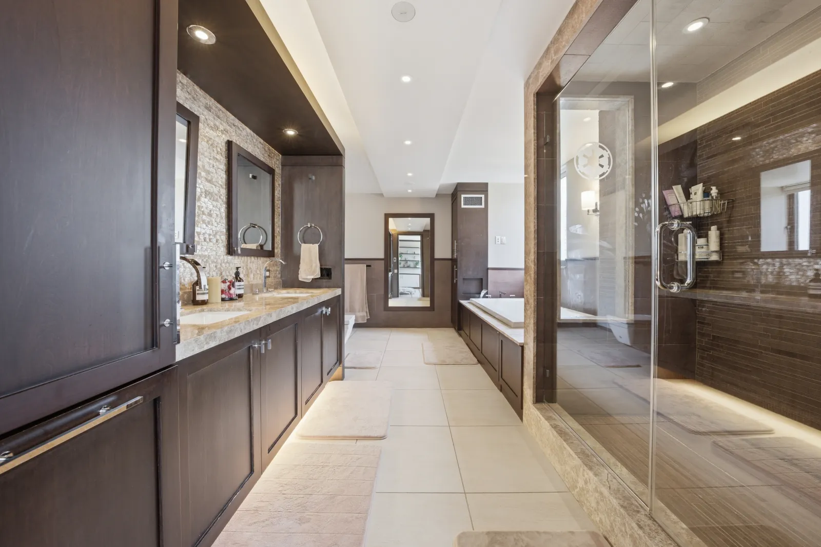Elegant New York City interior with natural light by RealtaSnap