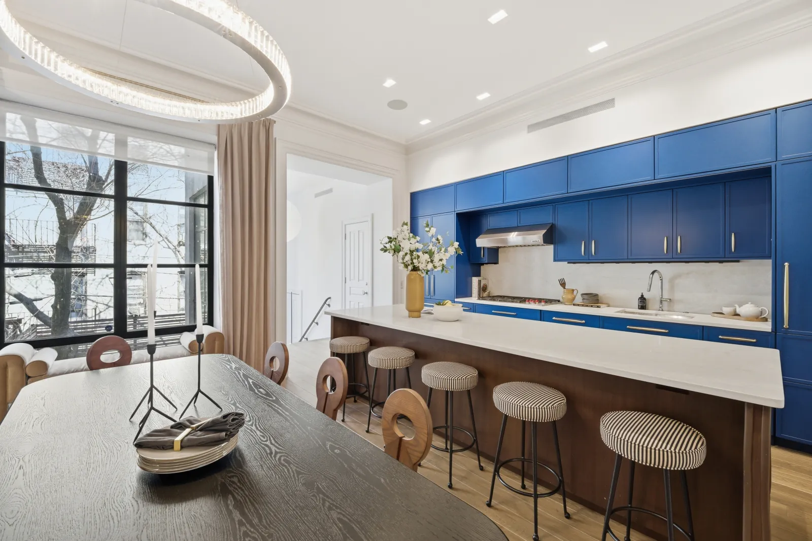 Elegant New York City interior with natural light by RealtaSnap